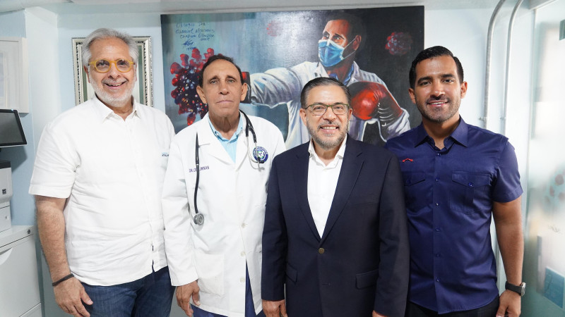 Guillermo Moreno, agradecido por el respaldo recibido, compartió momentos con estudiantes, pacientes y doctores presentes en el centro de salud