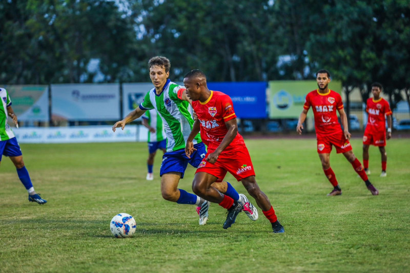 Acción durante uno de los partidos de la jornada cuatro.