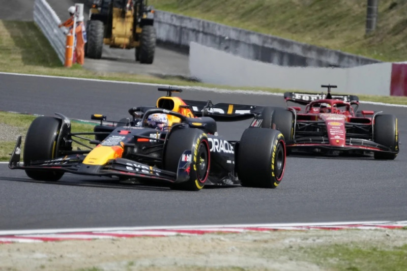 El piloto holandés de Red Bull Max Verstappen, a la izquierda, lidera al piloto de Ferrari Charles Leclerc, de Mónaco, en el Gran Premio de Fórmula 1 del circuito de Suzuka.