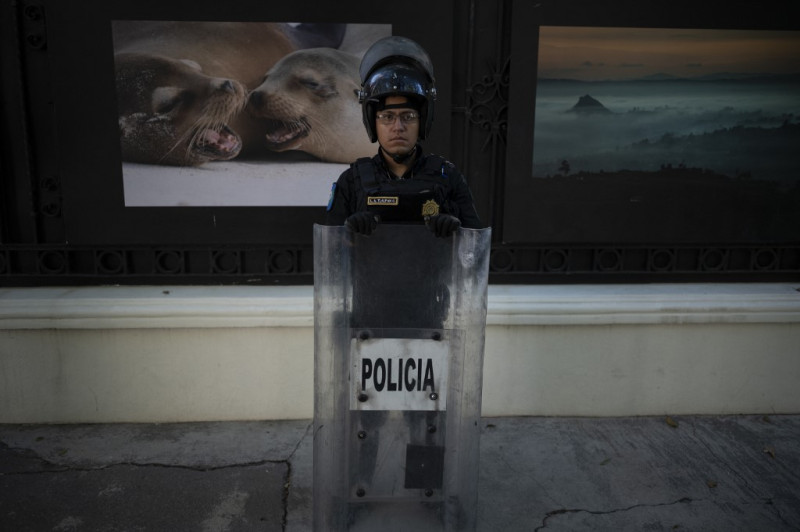 Un policía antidisturbios monta guardia frente a la embajada de Ecuador en Ciudad de México el 6 de abril de 2024, tras la ruptura de relaciones diplomáticas entre ambos países