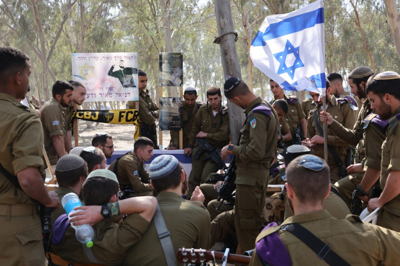 Soldados israelíes visitan un monumento conmemorativo con los retratos de las personas cautivas o muertas en el ataque de Hamás del 7 de octubre