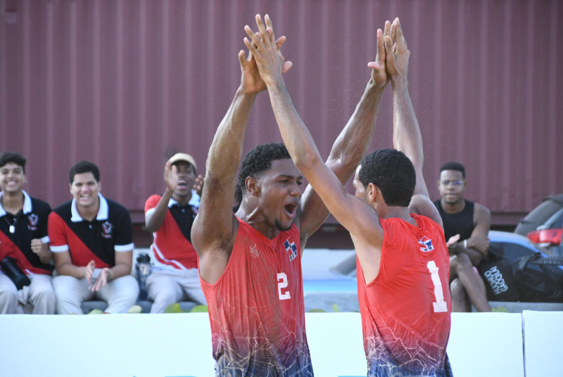 La dupla de la República Dominicana, en masculino, se felicitan tras avanzar a la semifinal del Circuito de Voleibol Playero.
