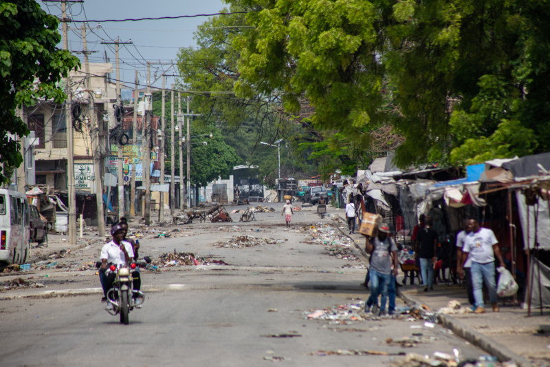 PUERTO PRÍNCIPE (HAITÍ), 07/04/2024.- Habitantes circulan por el centro de la ciudad este domingo en Puerto Príncipe (Haití). La violencia parece dar un respiro este fin de semana a los haitianos, que aprovechan la aparente calma para abastecerse e intentar recuperar en lo posible su 'normalidad'. EFE/ Mentor David Lorens