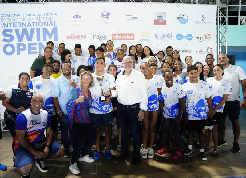 Nadadores de la Asociación del Distrito reciben el trofeo de campeones del IX Dominican Republic International Swim Open & Campeonato Nacional de manos de Radhamés Tavárez.