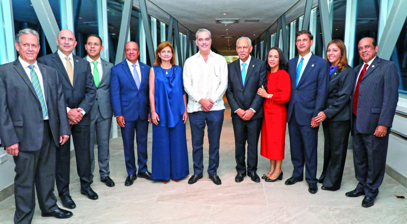 El presidente Luis Abinader y la vice Raquel Peña acompañan a ejecutivos del HOMS y de la empresa constructora del nuevo centro de salud.