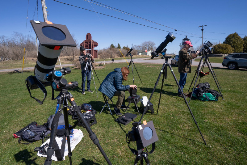 Las personas se preparan con carpas, telescopios y lentes para el eclipse solar
