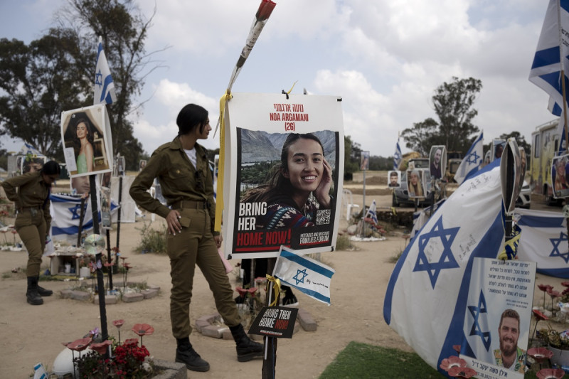 Carteles con las fotos algunos de los rehenes que murieron o siguen en manos de Hamás tras el asalto del grupo armado en Israel en octubre, en el Re'im, sur de Israel.