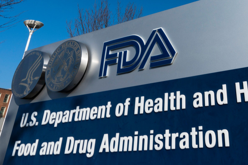 Letrero de la Administración de Alimentos y Medicamentos de Estados Unidos afuera de sus oficinas, en Silver Spring, Maryland.
