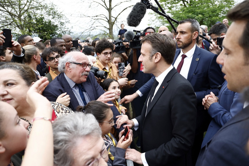 Emmanuel Macron, saluda a la gente mientras visita el monumento a la Maison d’Izieu, en la conmemoración.