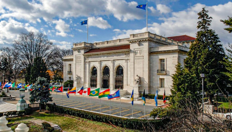Fotografía muestra fachada del edificio de la OEA.