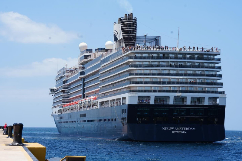 La embarcación, "Nieuw Amsterdan", de la Holland América Line, cuando se acercaba al Puerto de Cabo Rojo, en Perdenales, este lunes 8 de abril de 2024.