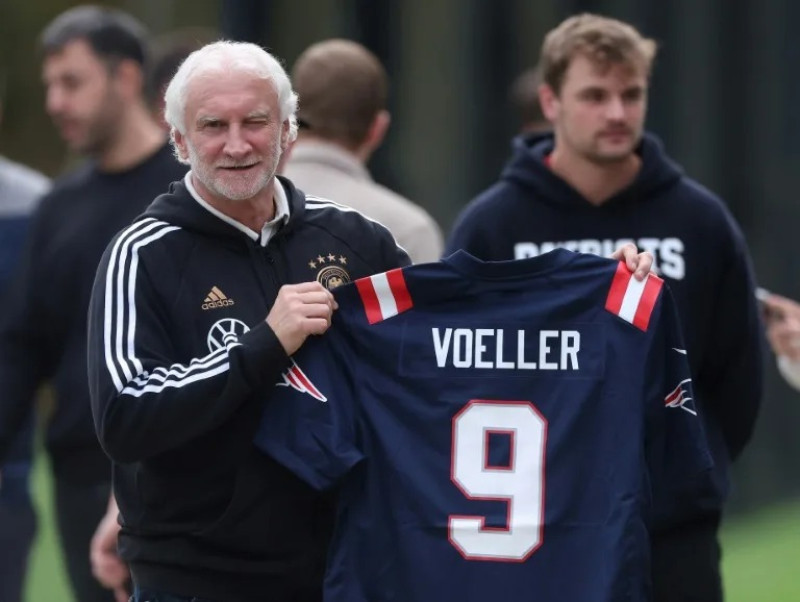 El director deportivo de la selección de Alemania, Rudi Völler,muestra una camiseta con su apellido durante una gira en Foxborough.