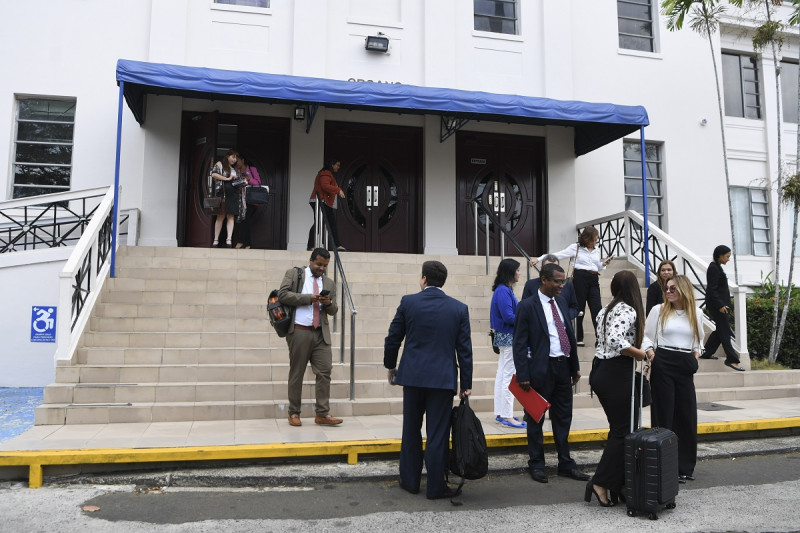 Abogados y funcionarios judiciales salen de la Suprema Corte en un receso del juicio por lavado de dinero de los Panamá Papers en Ciudad de Panamá, ayer.