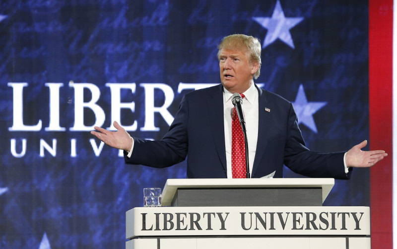 El candidato presidencial republicano Donald Trump gesticula durante un discurso en la Universidad Liberty en Lynchburg, Virginia, el 18 de enero de 2016.