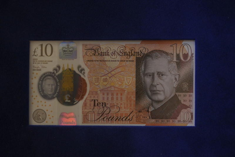 billete de £10 con un retrato del rey Carlos III,