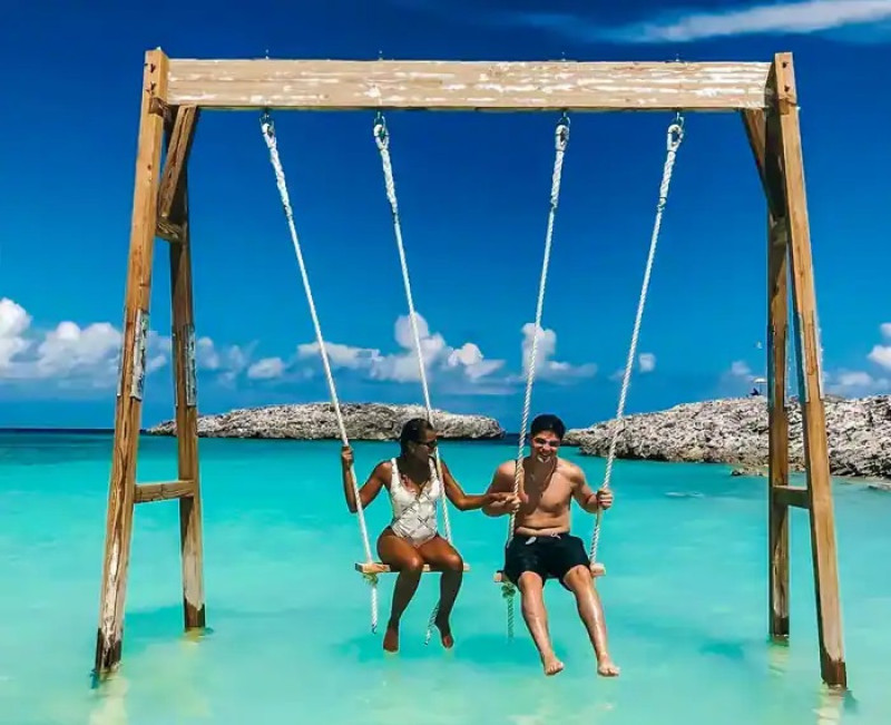 Una pareja en la isla privada de Great Stirrup Cay, un sitio idílico en las Bahamas.