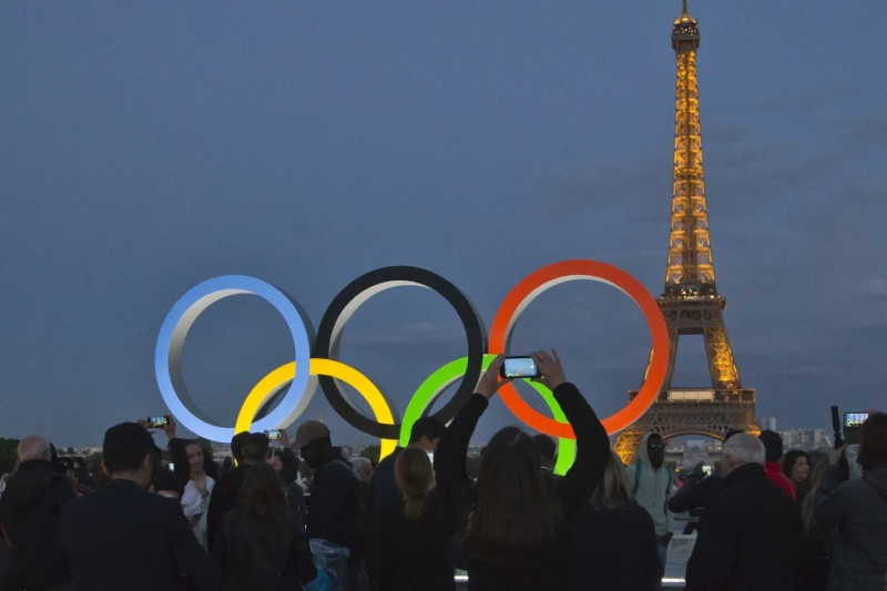 Los anillos olímpicos, instalados en la plaza del Trocadero, con vistas a la Torre Eiffel, un día después del anuncio oficial de que la capital francesa albergará los JJOO de 2024.