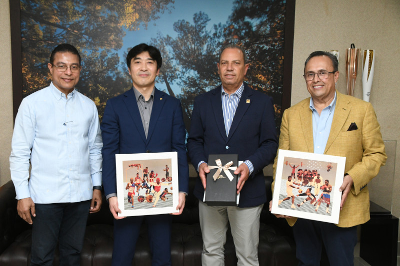 Miguel Camacho, Jeongkang Seo, secretario general World Taekwondo; Garibaldy Bautista, del COD, y Juan Manuel López, de la Unión Panamericana Taekwondo.