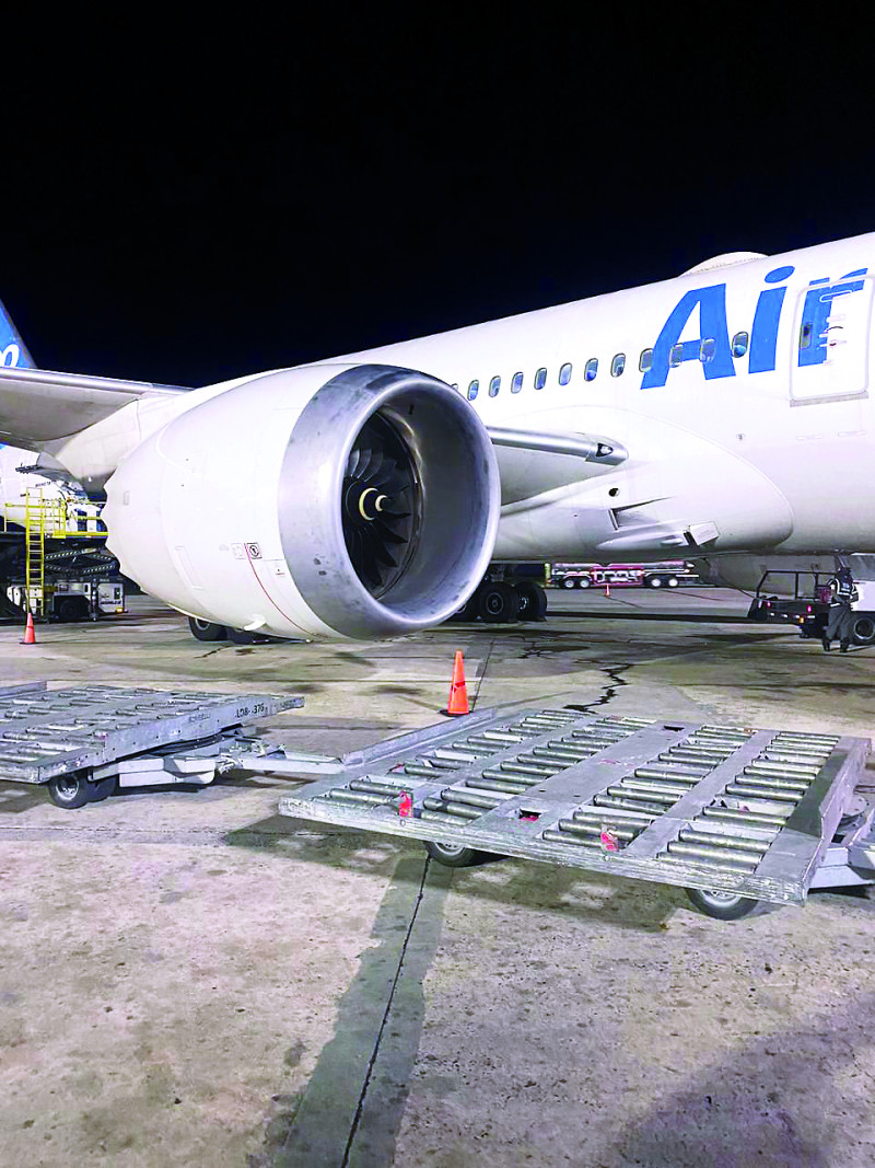 El avión de Air Europa que sufrió averías en un hoyo de la pista de aterrizaje del aeropuerto Las Américas, continúa varado en el país en espera de reparación.