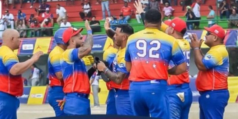 Venezuela celebra ltras derroar a Dominicana en la tercera jornada del campeonato que se celebra en Colombia.