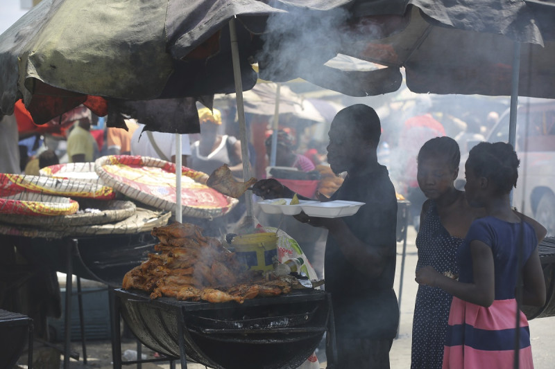 Una venta de pollo a la parrilla en Puerto Príncipe, Haití, el 8 de abril de 2024.