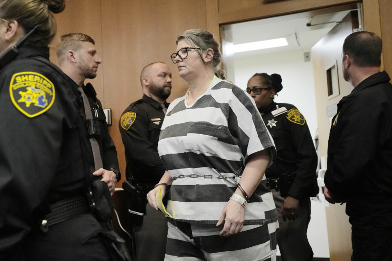Jennifer Crumbley llega para su sentencia, el martes 9 de abril de 2024, en Pontiac, Michigan. Por primera vez en EEUU, condenan a prisión a unos padres por un tiroteo masivo en una escuela.