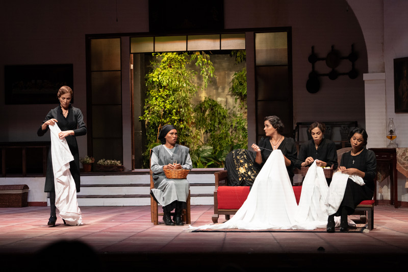 Escena del montaje teatral "La casa de Bernarda Alba", que se presenta  en la Sala Manuel Rueda en el Parque Iberoamérica.