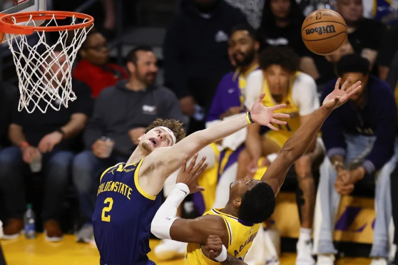 Brandin Podziemski, de los Warriors, defiende a Rui Hachimura, de los Lakers, en acción del partido del baloncesto de la NBA.