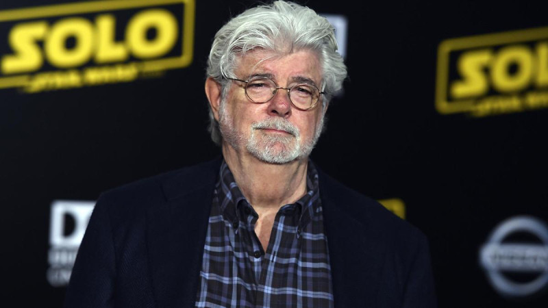 George Lucas llega al estreno de “Solo: A Star Wars Story” en el Teatro El Capitán el jueves 10 de mayo de 2018 en Los Ángeles. Lucas recibirá una Palma de Oro honoraria en el Festival de Cine de Cannes el próximo mes, anunciaron los organizadores del festival el martes 9 de abril de 2024. Será honrado en la ceremonia de clausura del 77º Festival de Cine de Cannes el 25 de mayo.