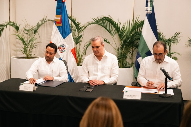 Juan Mustafá del Bandex el presidente de la República Luis Abinader y  Sergio Díaz-Granados Guida presidente ejecutivo del CAF.
