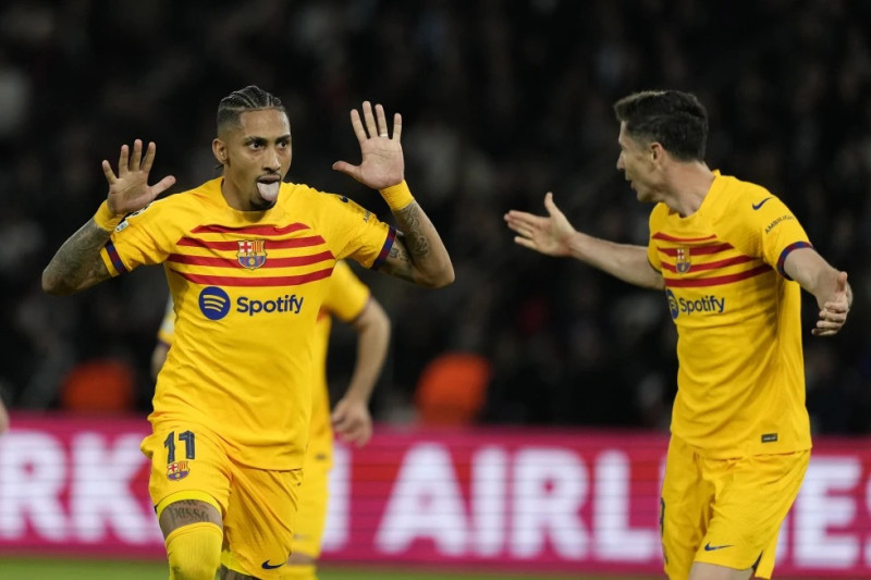 Raphinha (izquierda) celebra tras anotar el primer gol del Barcelona ante el Paris Saint-Germain en los cuartos de final de la Liga de Campeones.