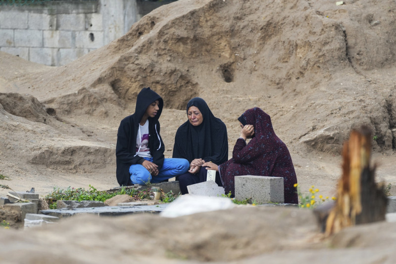 Palestinos visitan las tumbas de sus familiares que murieron en la guerra entre Israel y Hamás en el primer día de la festividad musulmana Eid al-Fitr, en Deir al-Balah, Gaza, el miércoles 10 de abril de 2024