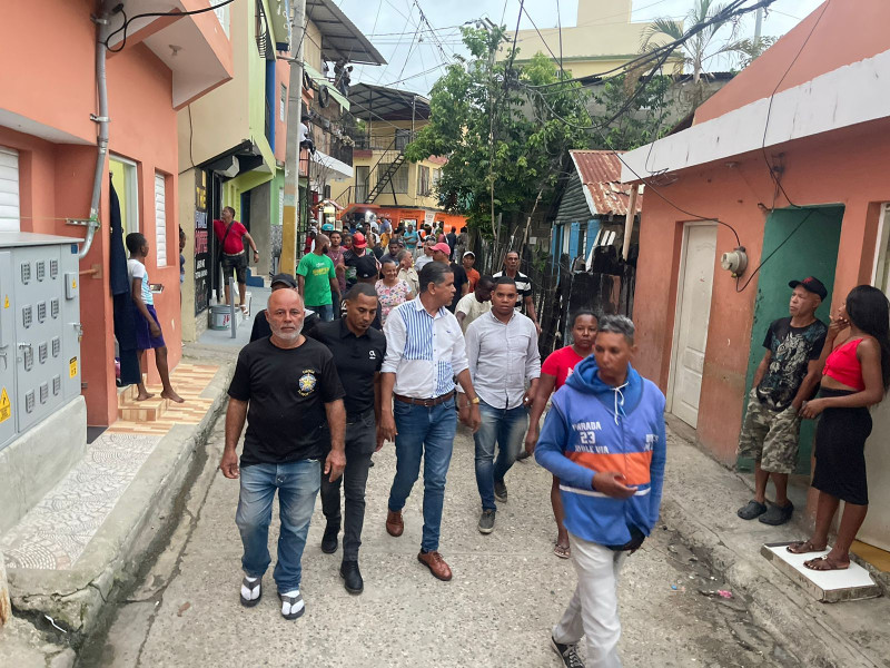 Comunitarios de los barrios San José y La Lima en Santiago durante un recorrido en la zona.