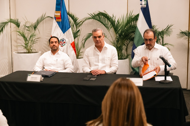 Juan Mustafá del Bandex, el presidente de la República, Luis Abinader, y  Sergio Díaz-Granados Guida, presidente ejecutivo del CAF.