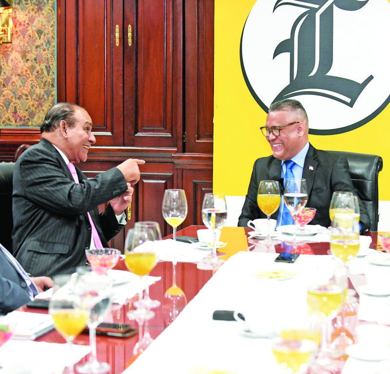 El director del Listín Diario, Miguel Franjul, y el candidato presidencial Carlos Peña, sonríen en un momento del desayuno "De cara al elector".