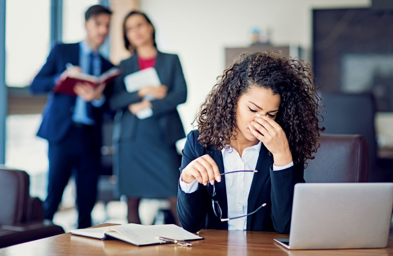 El acoso en el trabajo impacta la estabilidad emocional y el desempeño laboral.