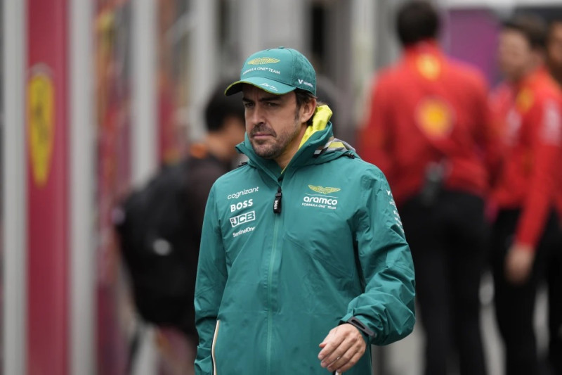 Fernando Alonso, piloto español de Aston Martin, camina en el paddock antes de la primera práctica para el Gran Premio de Japón en Suzuka, el 5 de abril de 2024.