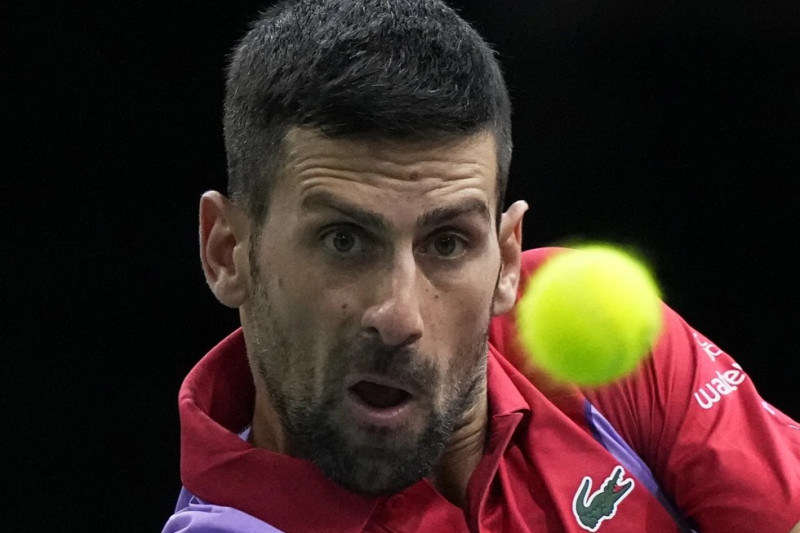 Novak Djokovic durante un partido por la segunda ronda del Masters de París, el 1 de noviembre de 2023.