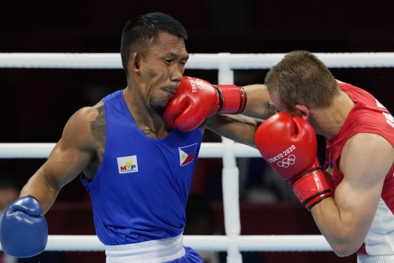 El filipino Eumir Marcial recibe un golpe del ucraniano Oleksandr Khyzhniak durante la semifinal de los Juegos Olímpicos de Tokio, el 5 de agosto de 2021.
