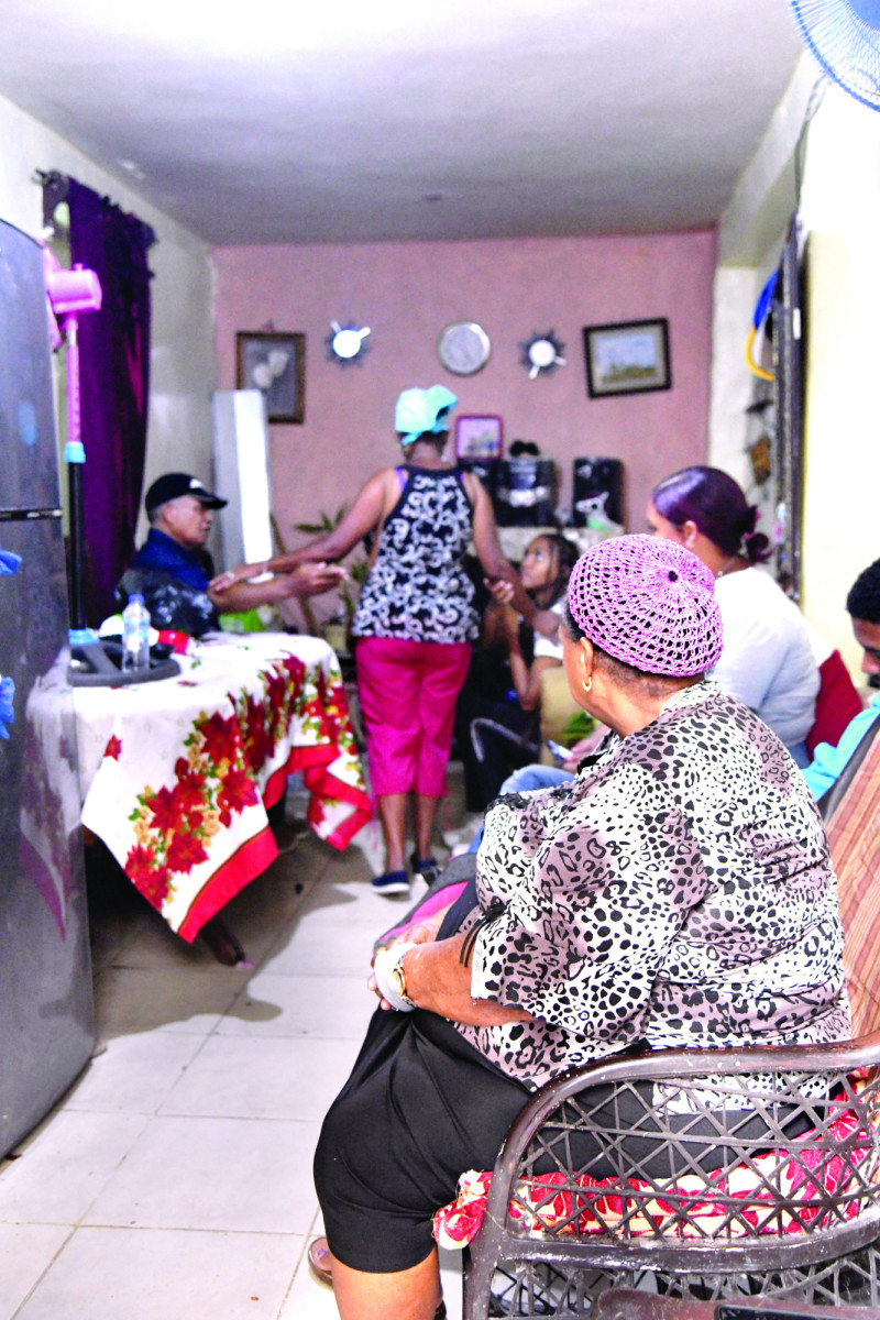 Familiares y amigos de la señora Juana González reunidos en Cristo Rey en el velatorio de la dama asesinada por delincuentes.