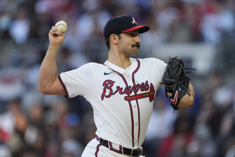 El lanzador de los Bravos de Atlanta, Spencer Strider (99), lanza en la primera entrada del juego de béisbol contra los Diamondbacks de Arizona.