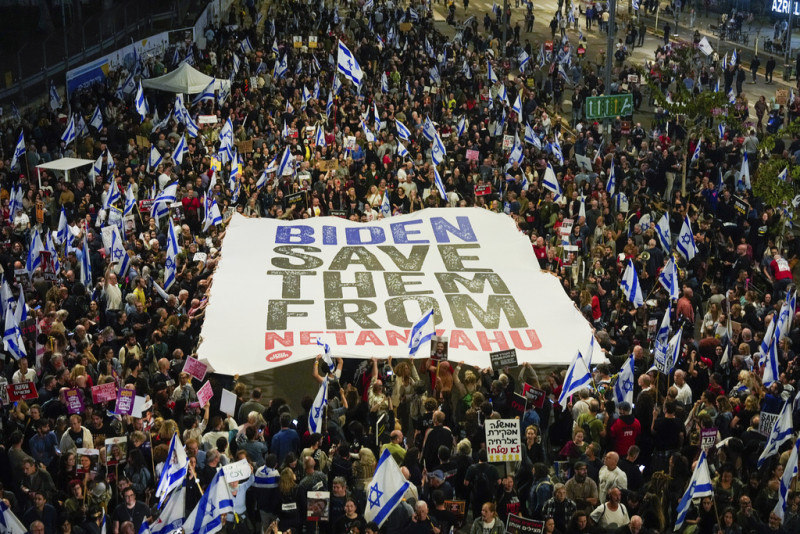 La gente protesta contra el gobierno del primer ministro israelí Benjamin Netanyahu