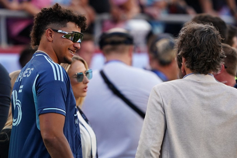 Patrick Mahomes observa antes de un partido de la Major League Soccer