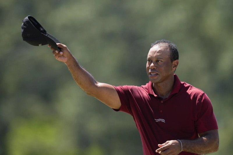 Tiger Woods saluda a la concurrencia luego de su ronda final en el Masters de Augusta.