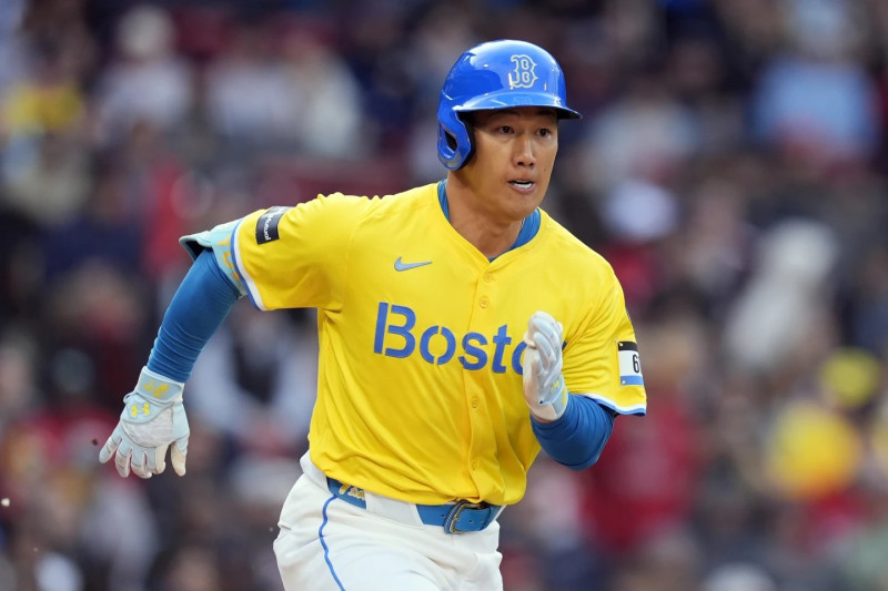 Masataka Yoshida inicia el recorrido de las bases tras conectar un cuadrangular contra Anaheim.