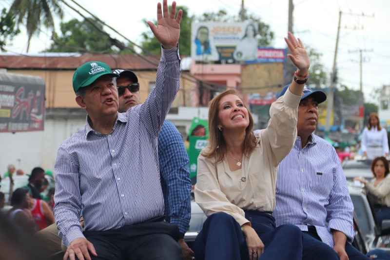 estuvo acompañado de su compañera de boleta, Ingrid Mendoza, y de la candidata a senadora por la provincia Santo Domingo, de Rescate RD, Cristina Lizardo