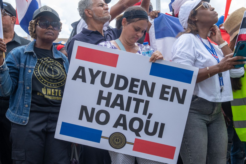 Los participantes en la marcha pidieron a la comunidad internacional ayudar a los haitianos, pero en su territorio.