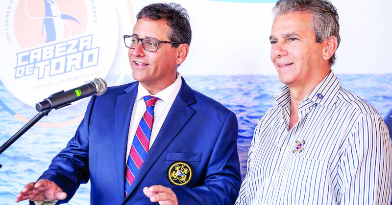 Luis Córdova, director del torneo al marlin blanco, ofrece detalles de la justa. A su lado, el comodoro Battésimo Palamara.