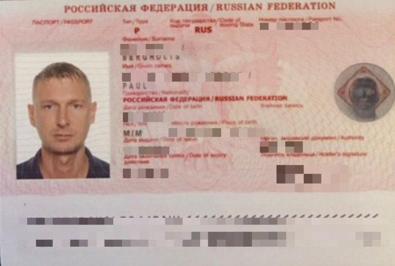 Pasaporte de Paul Bergholts, acusado de ser líder de una organización rusa.