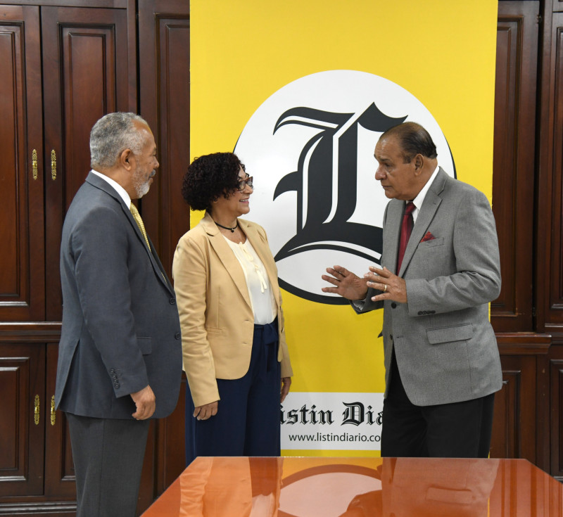 María Teresa Cabrera conversa con el director del Listín Diario, Miguel Franjul, y el subdirector, Fabio Cabral.